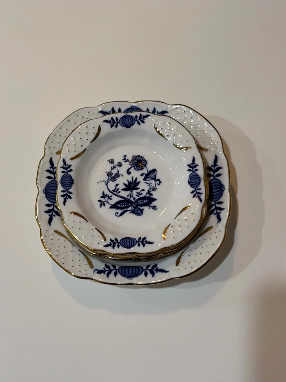 Ceroc Cluj-Napoca porcelain set from Romania blue onion pattern w/ gold trim
